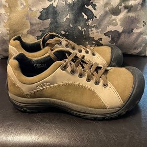 Keen waterproof hiking shoes, 8.5